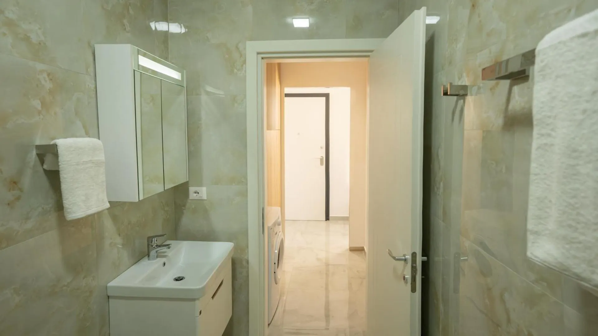 Arza Apartment B17 ティラナ